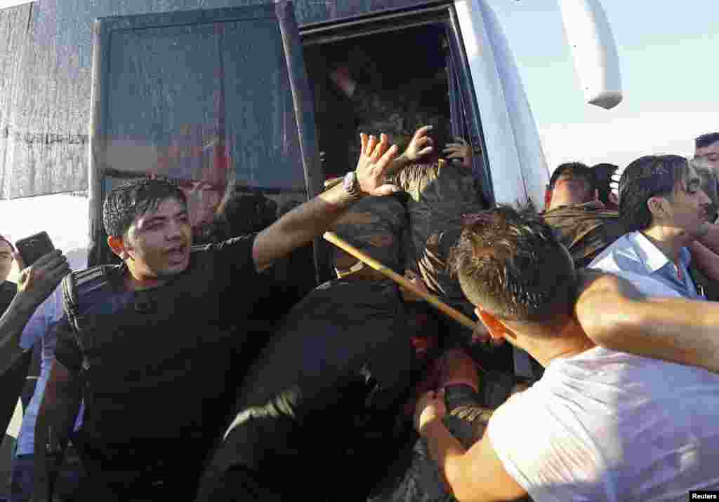 پلیس ترکیه سربازان را از مضروب شدن به دست جمعیت خشمگین محافظت می کند