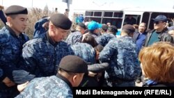 Задержания участников акции с требованием «освободить политзаключенных». Астана, 10 мая 2018 года.