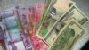 Разница между официальным курсом валюты и его стоимостью на чёрном рынке Туркменистана составляет 451 процент