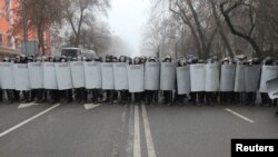 Алматыдағы наразылық кезіндегі полиция баррикадасы. 5 қаңтар 2022 жыл.