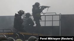 Қазақстандағы тәртіпсіздіктер кезінде қару кезеп тұрған полиция қызметкерлері. Қаңтар, 2022 жыл.