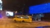 Маршрутка, яка застрягла поруч із ТРЦ Осean Plaza внаслідок підмиву асфальтового покриття, Київ, 13 січня 2020 року