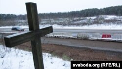 На паўночай мяжы Курапатаў пашыраюць дарогу, што вядзе да пасёлку Сонечны