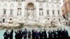 Участники саммита G20 позируют перед фонтаном Треви