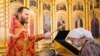"Навальный вернулся пострадать за позицию". За что уволен священник