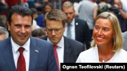 Прем’єр-міністр Македонії Зоран Заєв та глава європейської дипломатії Федеріка Моґеріні в Скоп’є, 13 вересня 2018 року