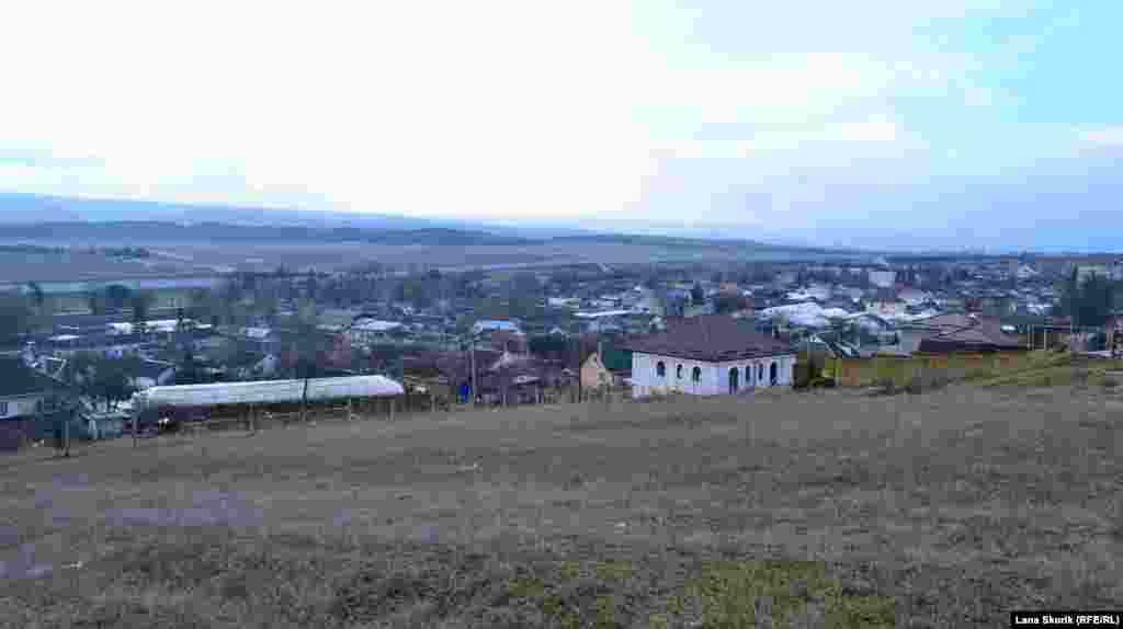 Село Залізничне, за ним видно шумозахисний паркан траси «Таврида»