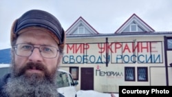 Російський активіст Дмитро Скуріхін закликає до миру в Україні.