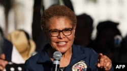 Primarul orașului Los Angeles, Karen Bass, a impus o interdicție de circulație după zile de proteste împotriva raidurilor autorităților de imigrație. 10 iunie 2025.