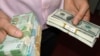 Курс доллара на чёрном рынке упал до 6 манатов, на короткое время