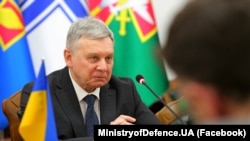 Міністр зазначив, що спілкувався з військовими щодо взуття, в якому вони проводили репетицію маршового кроку