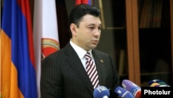 Հանրապետականի խոսնակ Էդուարդ Շարմազանովը ճեպազրույցի ժամանակ, արխիվ