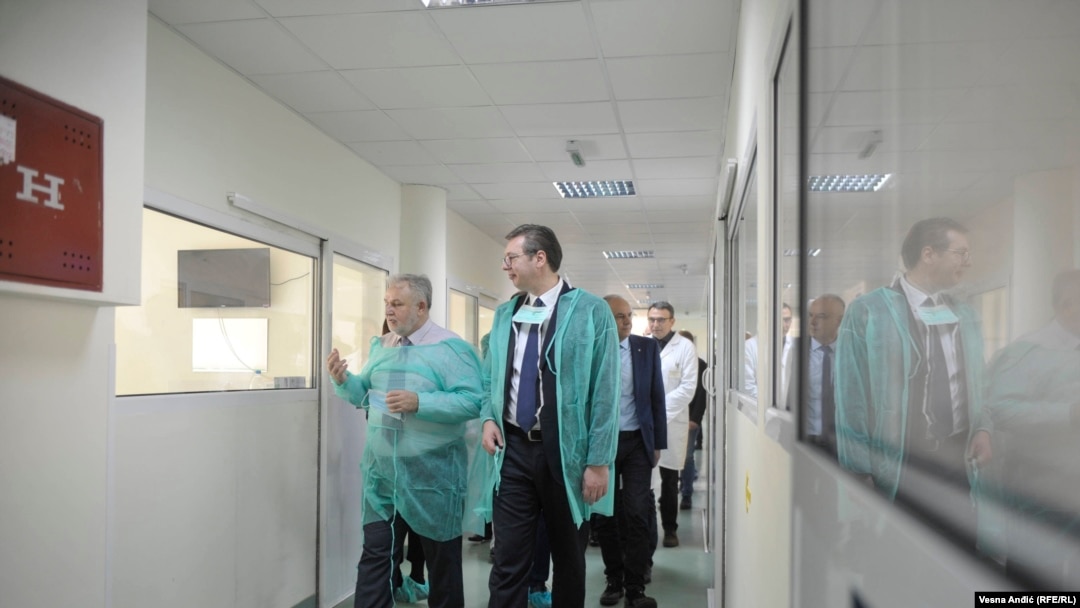 Aleksandar Vučić tokom poseta Institutu za majku i dete u Beogradu, 19. february 2019.