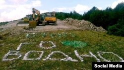 Градежна механизација во Парк-шумата Водно каде е планирано да се изгради гасовод. Извор: „Го сакам Водно“.