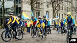 Нидерландиядагы Украинаны колдогондордун веложүрүшү.