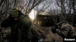 Українські військові ведуть вогонь на Донеччині, січень 2025 року