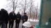 Кыргызстанцы у здания сгоревшего ресторана