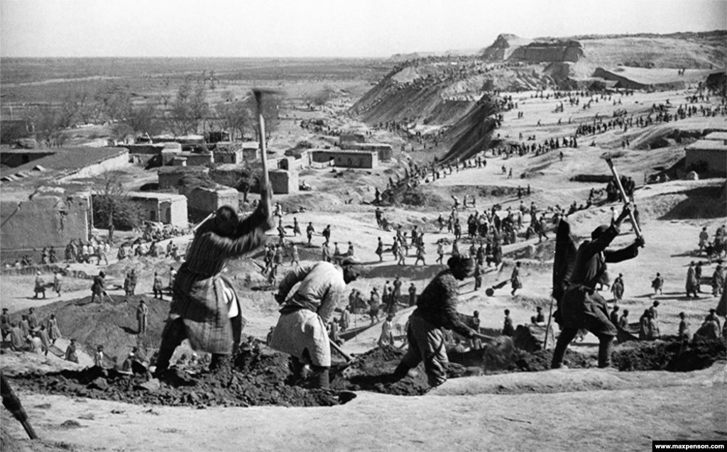 Будівництво Великого Ферганського каналу, 1939 рік. 270-кілометровий канал переспрямував води річки Сирдар’ї до бавовняних плантацій Ферганскої долини на півдні Узбекистану. Успішне будівництво цього каналу надихнуло на масове переспрямування річок у регіоні, яке призвело до екологічної катастрофи і пересихання Аральського моря