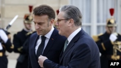 Президент Франції Емманюель Макрон вітає прем’єр-міністра Великобританії Кіра Стармера перед неформальним самітом європейських лідерів для обговорення ситуації в Україні та європейської безпеки в Парижі 17 лютого 2025 року