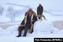 Казак бүркүтчүсү. Алматы облусу. 5-декабрь, 2020-ж. (Петр Троценко).