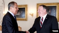 Держсекретар США Майк Помпео тисне руку міністру закордонних справ Росії Сергію Лаврову, Гельсінкі, Фінліндія, липень 2018 року