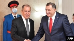 Очільник МЗС Росії Сергій Лавров(л) і голова Президії Боснії і Герцеговини Мілорад Додик у Сараєві 14 грудня