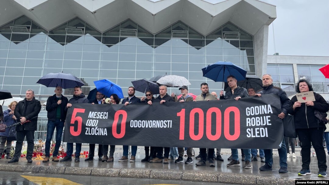 Transparent sa natpisom "5 meseci (od) zločina, 0 odgovornosti, 1000 godina robije sledi" ispred Železničke stanice u Novom Sadu, 1. aprila 2025.