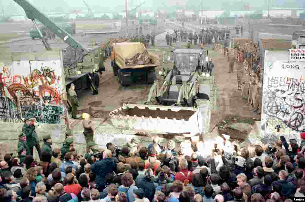 1989 елның ноябрендә алманнар Көнчыгыш һәм Көнбатыш Берлинны аерып торган Берлин диварын җимерә. Совет оккупацисе астындагы алманнар Көнбатышка агыла. Көнчыгыш Германия белән Көнбатыш Германия бер дәүләт булып кушыла.