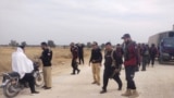 په لکي مروت کې پولیس د ګشت پر مهال. (انځور: ارشیف)
