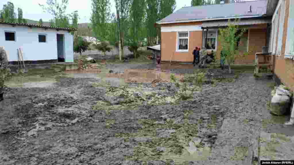 Сел үйлөрдүн айланасын лака ылайга толтуруп салган. 