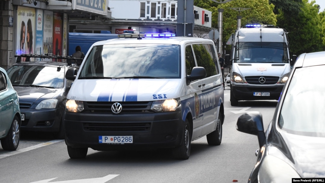 Dovođenje jednog od pripadnika "kavačkog klana" u prostorije Specijalnog tužioca Crne Gore u vrijeme hapšenja 21. aprila 2021. Protiv četrnaest pripadnika ove kriminalne grupe tada je policija podijnela krivične prijave. Procesi traju. 