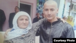Рамазон Забиров ҳамроҳи модараш Мавлуда Тағоева ҳангоми рафтан ба хидмати ҳарбӣ