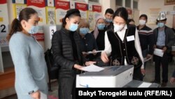 Один из избирательных участков в Бишкеке. 4 октября 2020 года. 