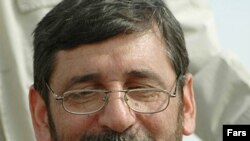 محمد حسين صفارهرندی وزیر ارشاد می گوید دولت ها در گذشته با رفع مسووليت از خود و واگذار کردن نظارت به خود مردم عاداتی را ايجاد کرده اند که بازگرداندن آن به مسير اصلی کاری سخت است