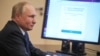 Владимир Путин парламенттик шайлоого Ново-Огареводогу резиденциясынан онлайн добуш берди. Москва. 17-сентябрь, 2021-жыл.