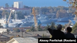 Краєвид із Малахового Кургану на російські військові кораблі в порту Севастополя