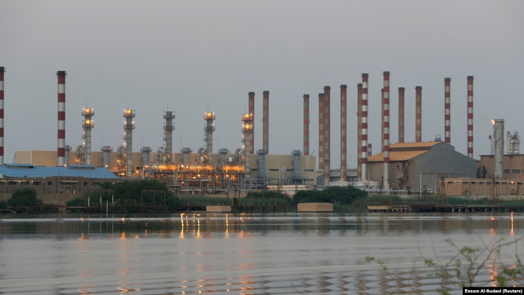 نمایی از پالایشگاه نفت آبادان 