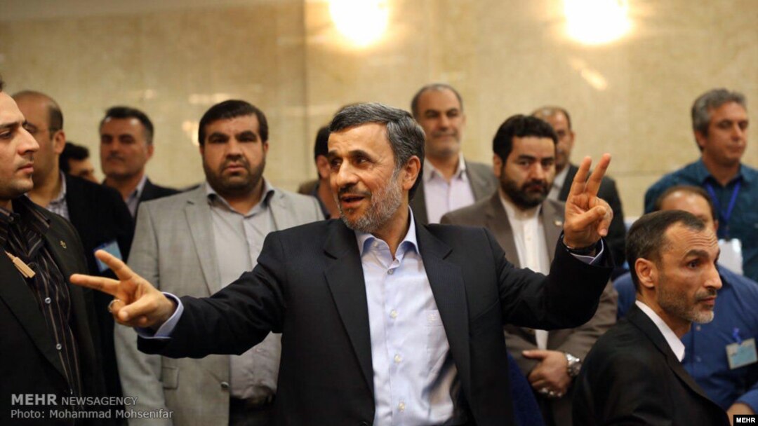 
محمود احمدی‌نژاد روز ۲۳ فروردین برای کاندید شدن در انتخابات ریاست جمهوری نام‌نویسی کرد