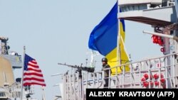 Фрегат ВМС України «Гетьман Сагайдачний» та есмінець США USS Donald Cook під час міжнародних навчань «Сі Бриз-2015», вересень 2015 року