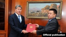 Президент Атамбаев коалиция түзүү мандатын Социал-демократтар фракциясынын башчысы Турсунбековго тапшырууда. 8-декабрь, 2011.