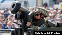 Український військовий з американським протитанковим ракетним комплексом Javelin («Джавелін») під час військового параду до Дня Незалежності України. Київ, 24 серпня 2018 року