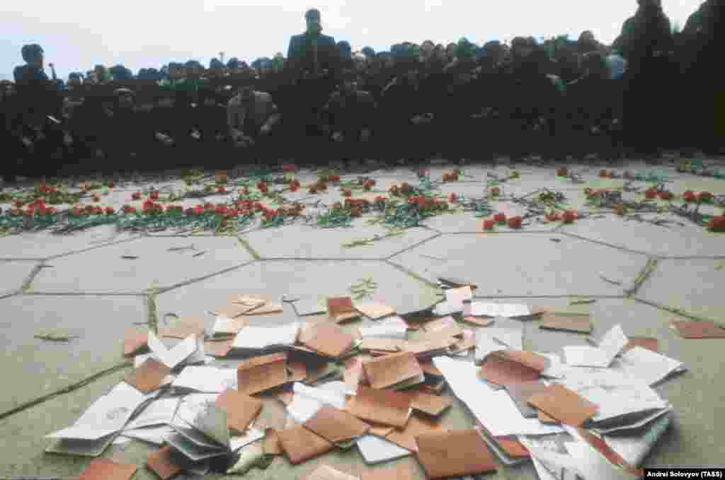 Під час похорону 22 січня 1990 року азербайджанці викидали свої квитки членів Комуністичної партії. Кремлівські репресії не змогли врятувати Радянський Союз і тільки посилили рух за незалежність Азербайджану.