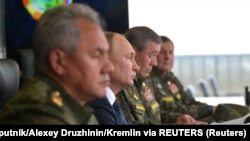 Президент Росії Володимир Путін (у центрі), міністр оборони Сергій Шойгу (ліворуч) і начальник Генерального штабу Збройних сил Росії Валерій Герасимов (праворуч) спостерігають за військовими навчаннями у вересні 2021 року