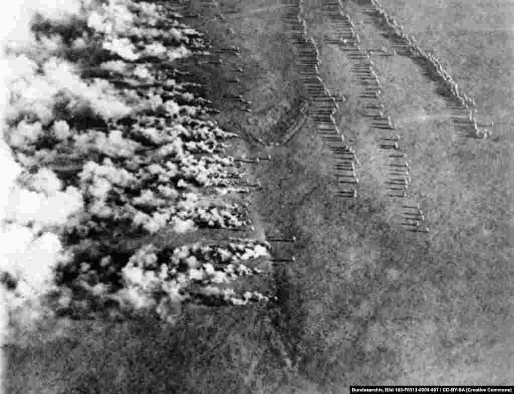 Немецкая газовая атака на воточном фронте сфотографированная российским пилотом. В 1916 году фотография была подписана "Немецкий кошмар с воздуха".