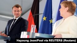 Cancelara germană Angela Merkel și președintele Franței Emmanuel Macron după discuțiile de la castelul Meseberg, Germania, 29 iunie 2020.