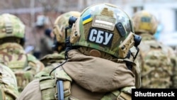 СБУ повідомило колишньому посадовцю про підозру в перешкоджанні законній діяльності українських військових і привласненні майна групою осіб