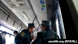 Тошкент жамоат транспортида милиция ходимлари.