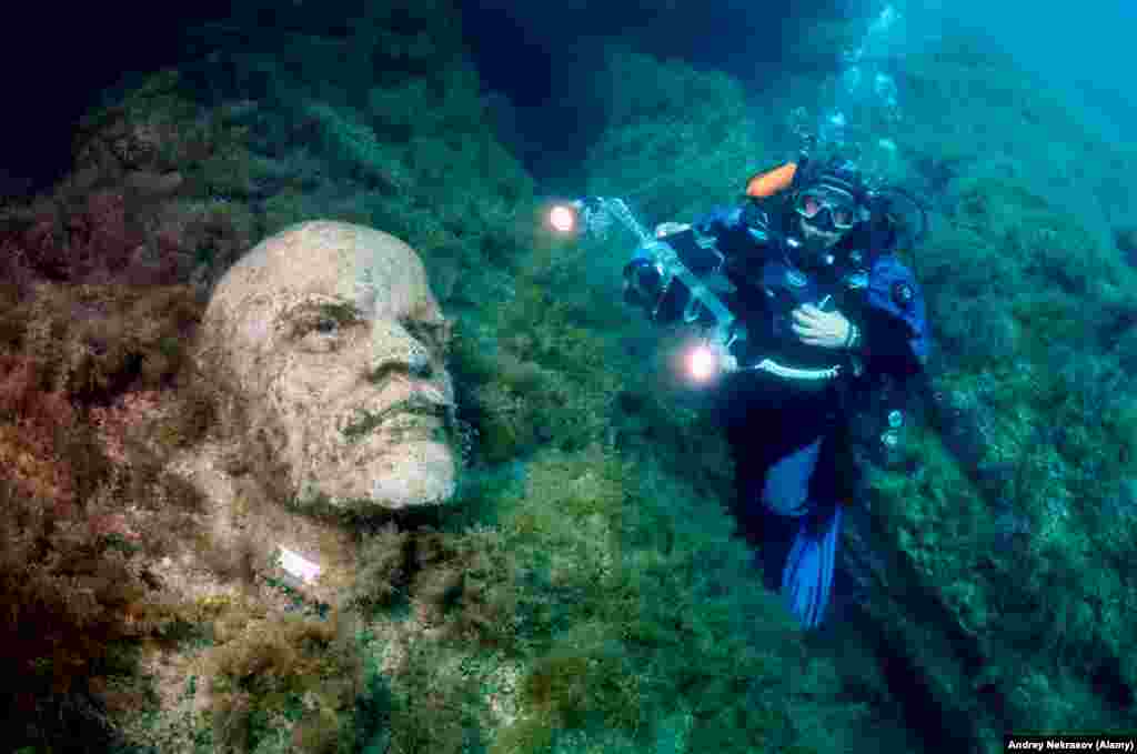 Некрасов, професійний підводний фотограф, згадує, як вперше відкрив статуї у 2000-х роках