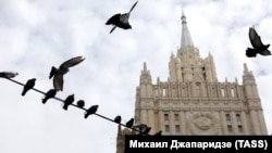 Здание МИД России на Смоленской площади, с гербом СССР на фасаде.