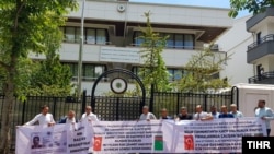 Түркіменстанның Түркиядағы елшілігі алдында наразылық өткізіп тұрған түркімен белсенділері. 2019 жыл.